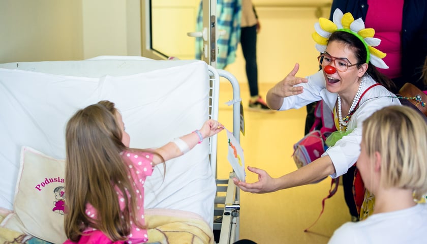 <p>Klowni medyczni Z Fundacji Czerwone Noski podczas pracy, ktora polega na&nbsp;rozweselaniu dzieci w szpitalu</p>