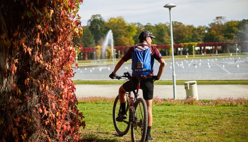 Rowerzysta na Pergoli obok Hali Stulecia we Wrocławiu, zdjęcie ilustracyjne