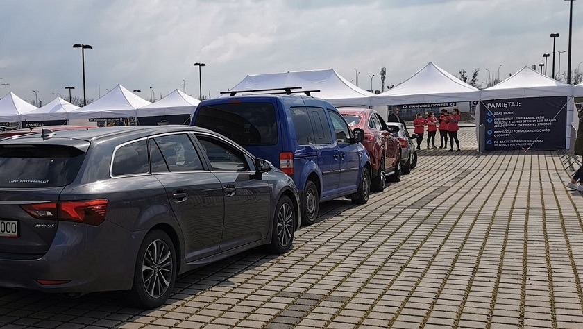 Punkty szczepień drive-thru na wrocławskim stadionie