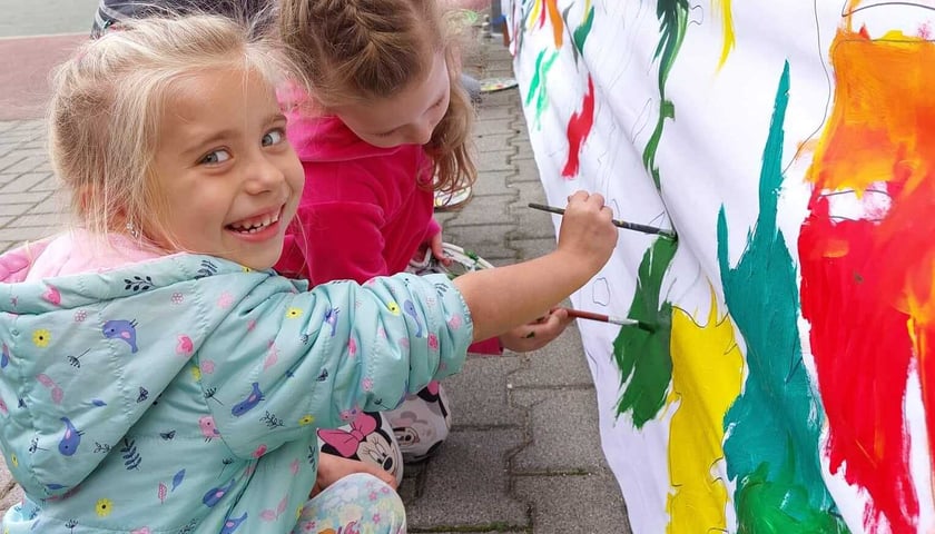 Dzieci malujące plakat podczas festynu w zeszłym roku