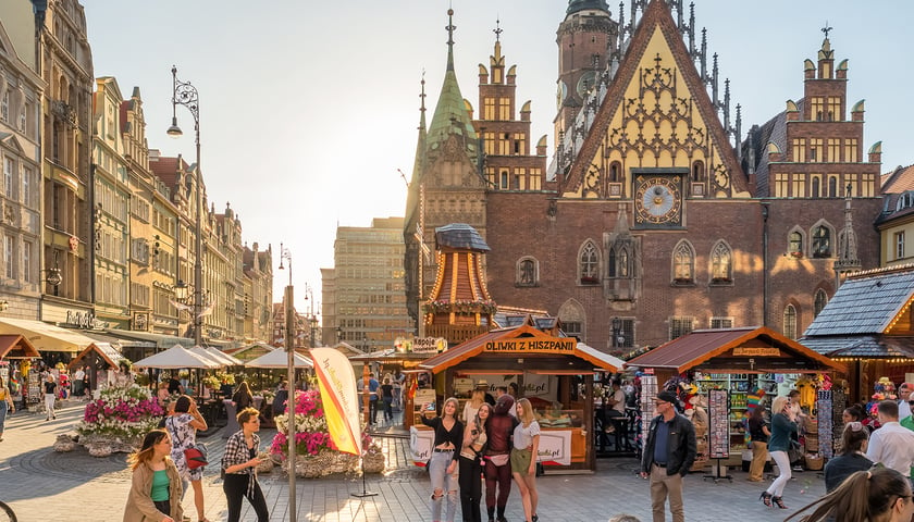 Na zdjęciu ratusz we Wrocławiu oraz sklepy z pamiątkami.  Poznaj najlepsze pomysły na pamiątki i upominki z Wrocławia.