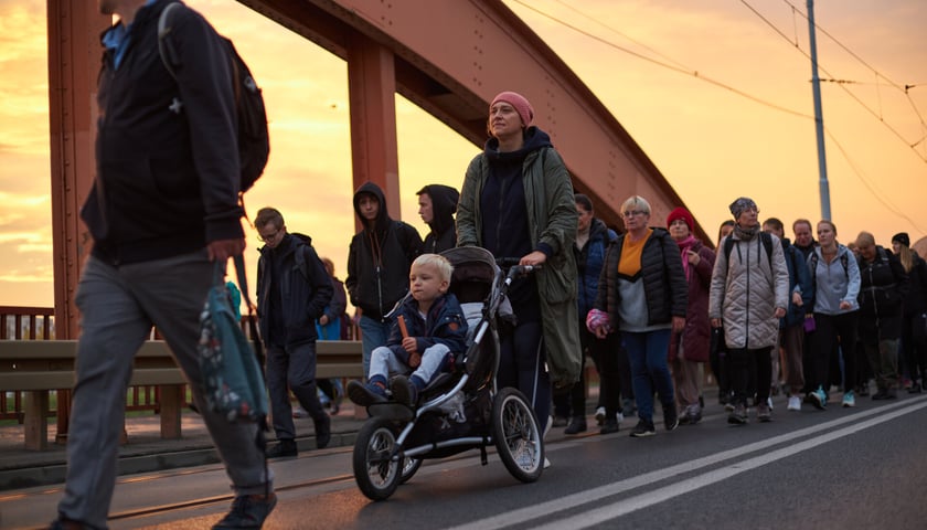 Grupa ludzi na moście we Wrocławiu. Zdjęcie ilustracyjne, wykonane w październiku 2022, przedstawia wrocławskich pielgrzymów