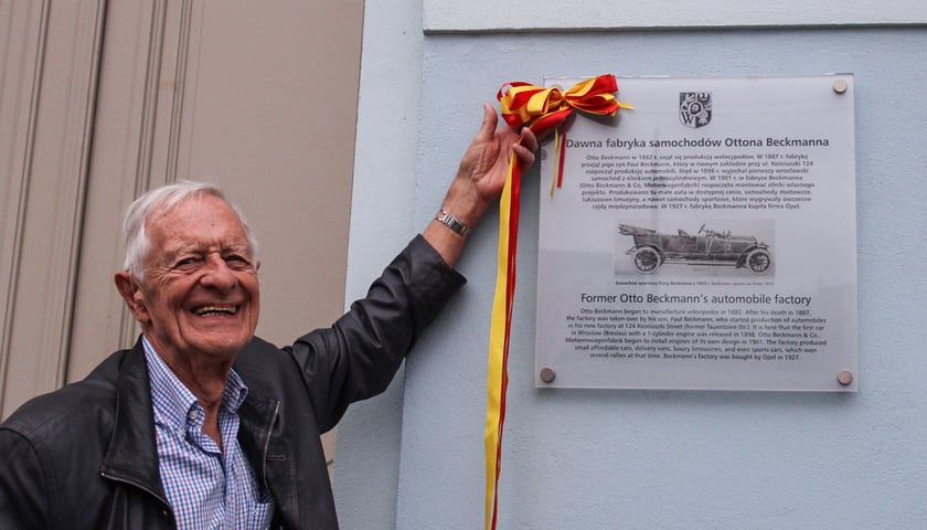 Uroczystość odsłonięcia pamiątkowej tablicy przy ul. Kościuszki 124. Na zdjęciu Christian J. Börner, potomek założyciela fabryki 