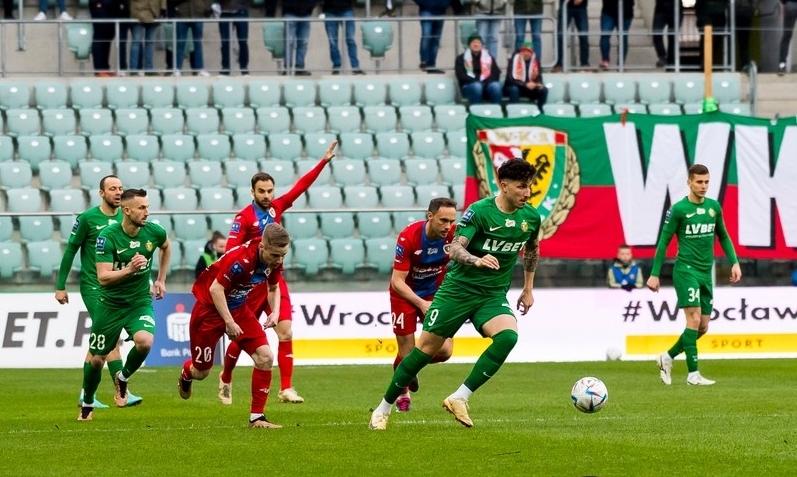 Erik Exposito walczy o piłkę podczas ostatniego meczu z Piastem Gliwice na Tarczyński Arenie