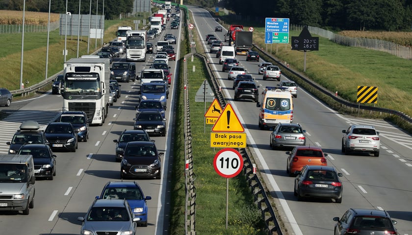 Na zdjęciu sznur samochodów na trasie A4. Zdjęcie ilustracyjne