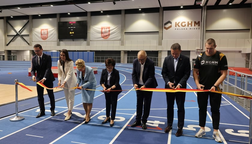 <p>Przecięcie wstęgi od lewej: przewodniczący Rady Miejskiej Wrocławia Sergiusz Kmiecik, prezes Klubu Sportowego Ślęza Wrocław Katarzyna Ziobro, przewodnicząca rady nadzorczej KGHM Agnieszka Winnik-Kalemba, Marszałek Sejmu RP Elżbieta Witek, marszałek województwa dolnośląskiego Cezary Przybylski, prezes zarządu KGHM Polska Tomasz Zdzikot i mistrz olimpijski Wojciech Nowicki</p>