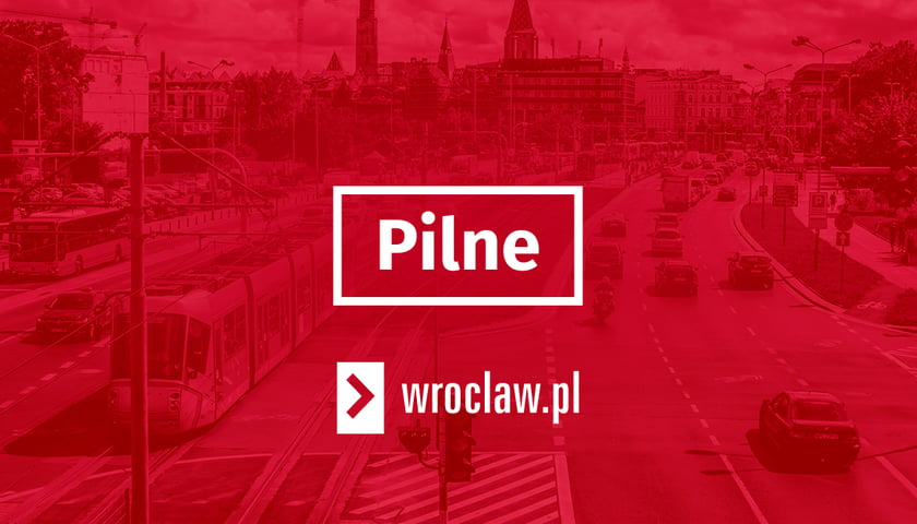 Czerwona grafika z białym napisem "Pilne"