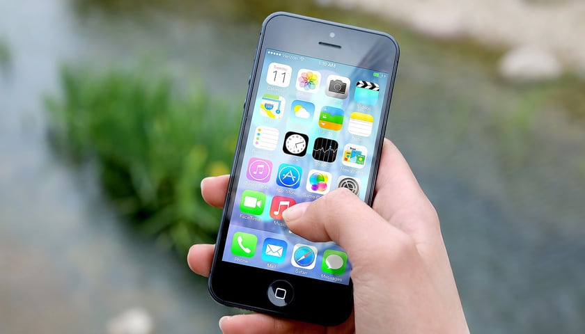 Telefon z zainstalowanymi aplikacjami / zdjęcie ilustracyjne