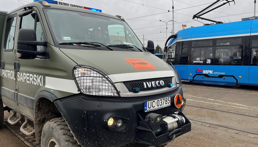 Samochód ciężarowy, patrol saperów podczas akcji we Wrocławiu, zdjęcie ilustracyjne 