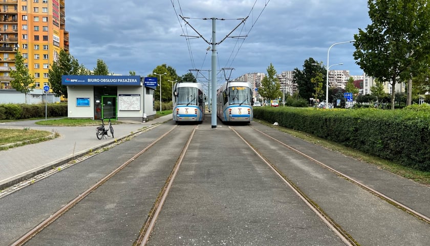 Na zdjęciu krańcówka przy Świeradowskiej. Tu dojeżdżają tramwaje jadące na Gaj. Te tory zostaną przedłużone do ulicy Borowskiej, do pętli blisko nasypu kolejowego.