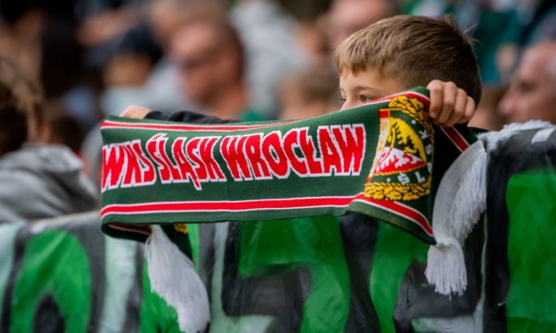 Chłopiec trzyma szalik z napisem WKS Śląsk Wrocław 