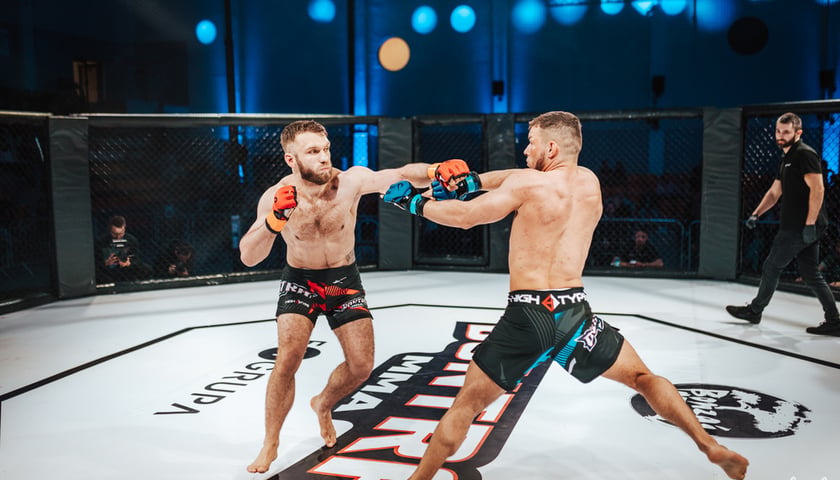 Dwoje zawodników MMA w czasie walki w klatce na gali Contra MMA