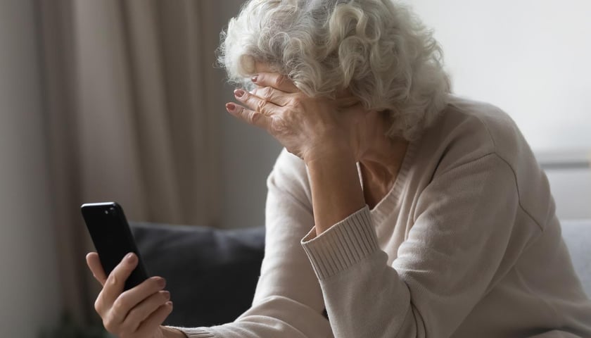 starsza kobiet z telefonem komórkowym, zdjęcie ilustracyjne