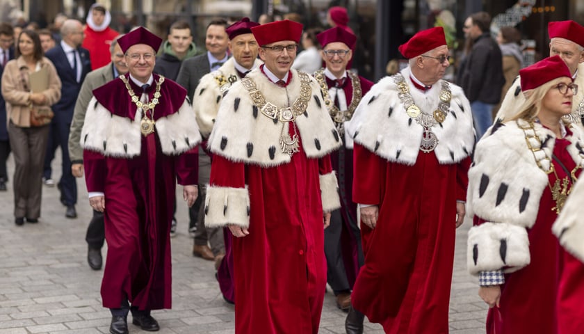 <p>Poch&oacute;d władz wrocławskich uczelni -&nbsp; inauguracja roku akademickiego 2022/2023</p>