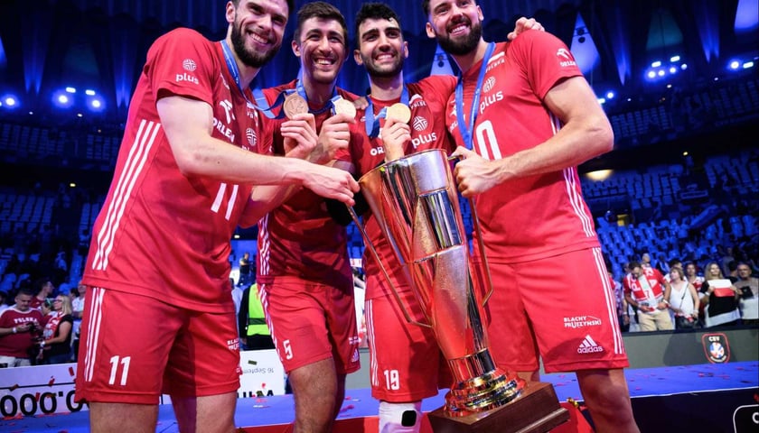 Czwórka siatkarzy w czerwonych strojach ze złotymi medalami i pucharem za mistrzostwo Europy
