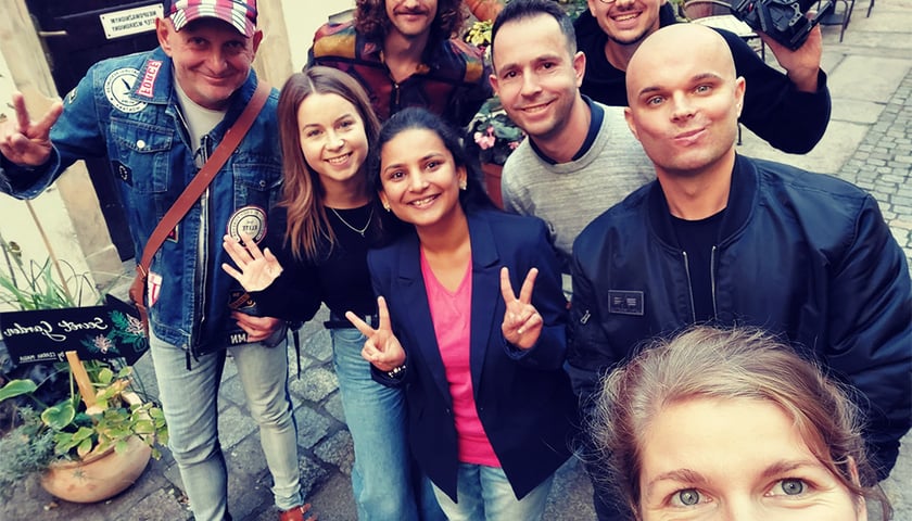 "Wrocław na językach świata" to program, dzięki któremu wolontariusze uczą obcokrajowców języka polskiego. Na zdjęciu grupa uśmiechniętych ludzi. 