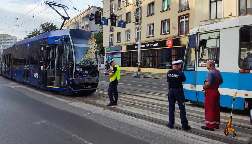 Uszkodzony tramwaj na ul. Piłsudskiego i ekipy MPK Wrocław