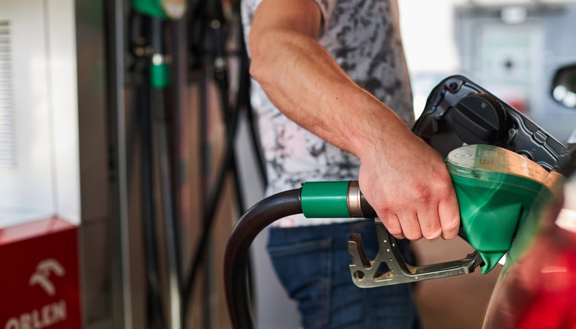mężczyzna tankujący paliwo na stacji benzynowej, zdjęcie ilustracyjne