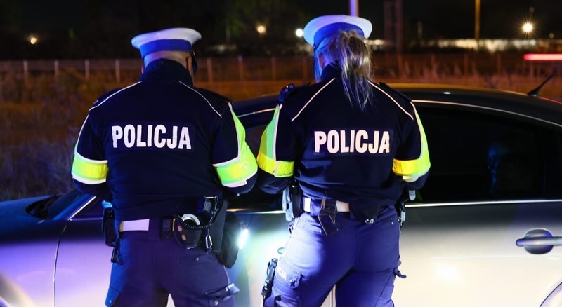 Funkcjonariusze policji w mundurach podczas kontroli kierowcy