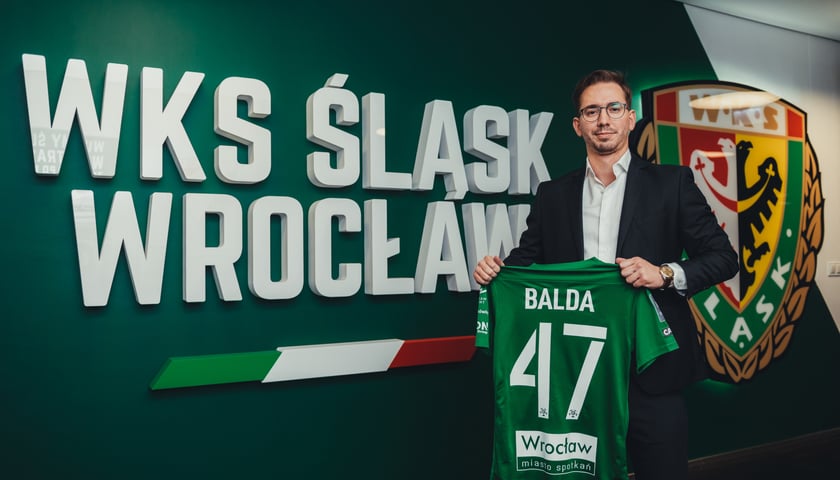 David Balda z koszulką meczową Śląska Wrocław