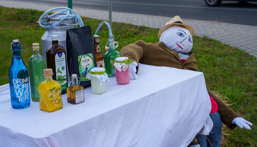 Na zdjęciu stoisko z lokalnymi produktami zorganizowane z okazji dożynek. Sprawdź kalendarz świąt nietypowych 2025!