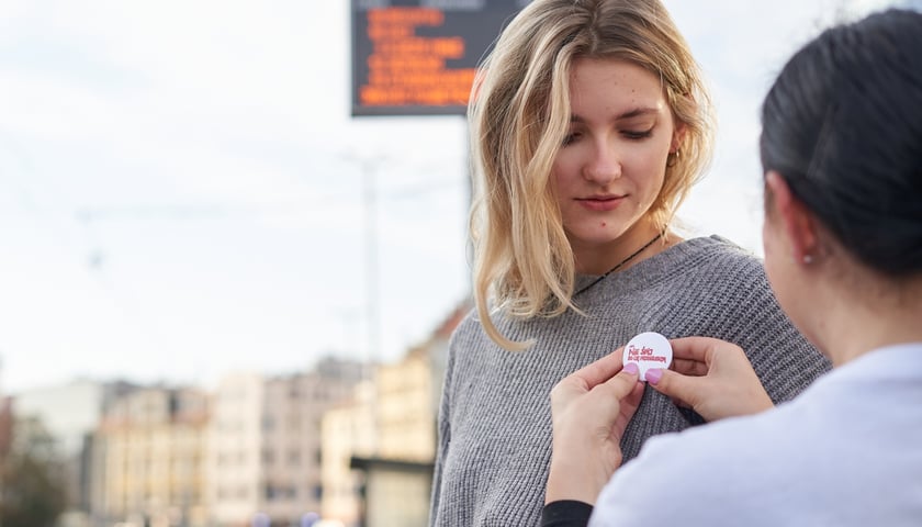 Na zdjęciu młoda kobieta z przypinką z hasłem: Nie śpij, bo Cię przegłosują