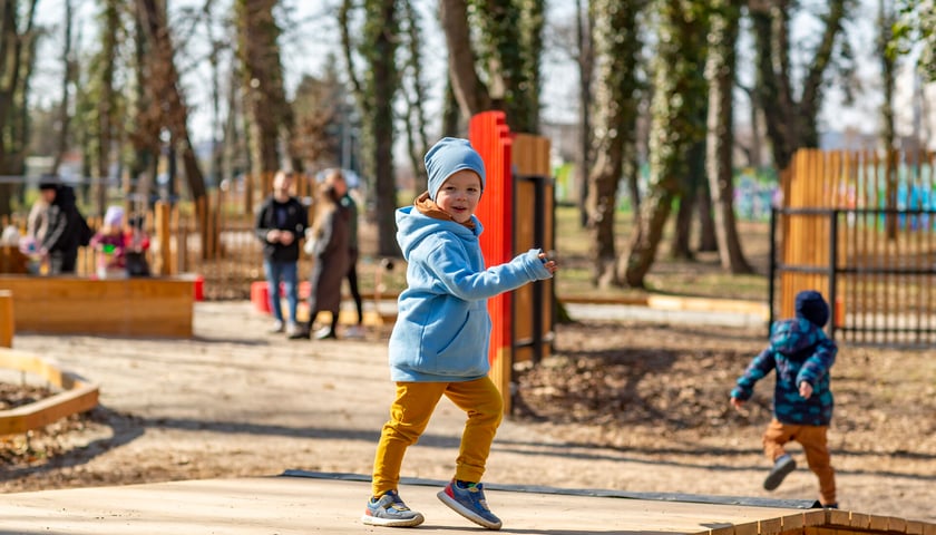 Dzieci bawiące się na placu zabaw wybudowanym dzięki środkom z WBO