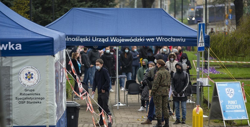 Setki chętnych do szczepienia bez rejestracji w majówkę 