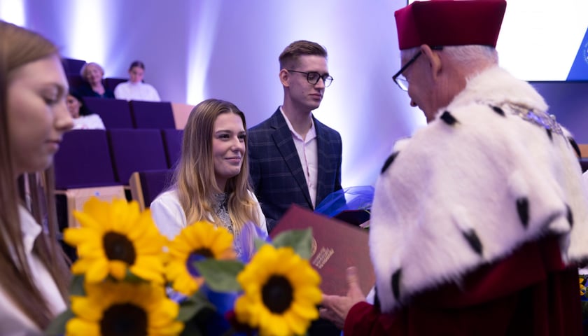 <p>Rozpoczęcie roku akademickiego 2023/2024 na Uniwersytecie Ekonomicznym - najlepsi absolwenci</p>