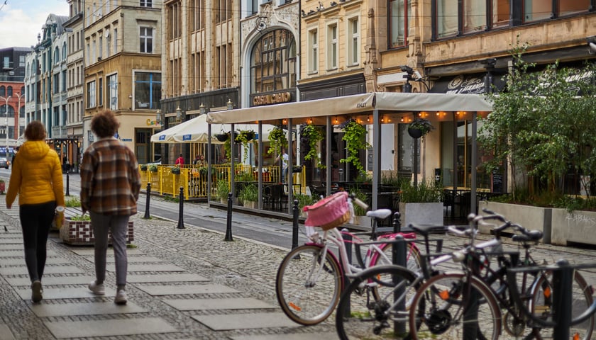 Dwójka przechodniów i rowery na ulicy Ruskiej