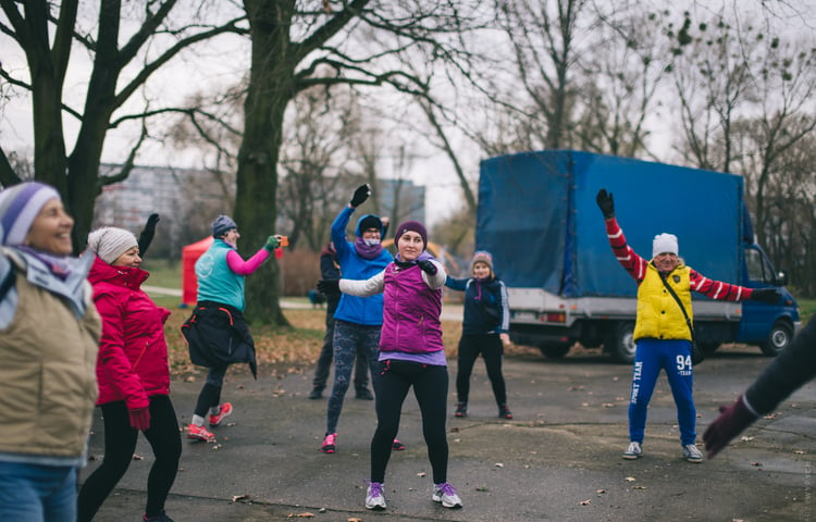 Ćwiczące osoby ubrane na sportowo; Slow Jogging na Popowicach