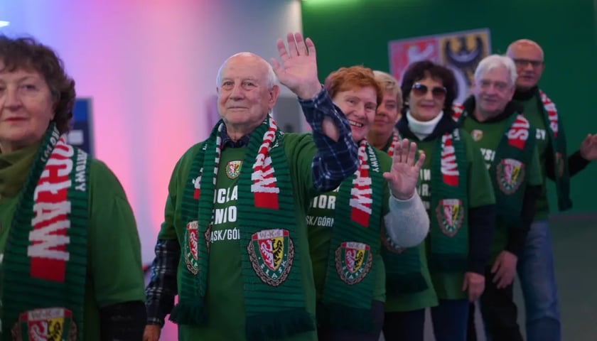 Mężczyźni i kobiety na stadionie 