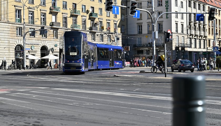 Skrzyżowanie Piłsudskiego ze Świdnicką po remoncie. Tramwaje już jeżdżą w kierunku Powstańców Śląskich. Na zdjęciu niebieski tramwaj przekraczający skrzyżowanie.  
