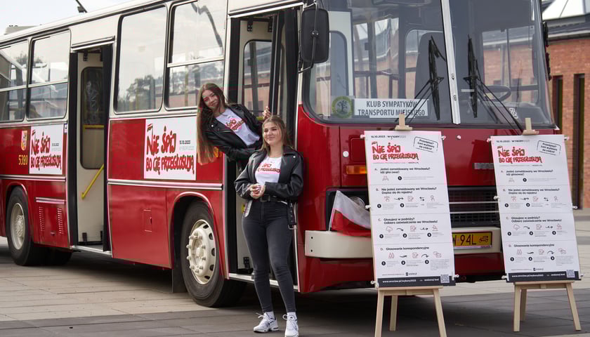 Na zdjęciu zabytkowy Ikarus, w którym urządzono moblilny punkt informacyjny dotyczący wyborów