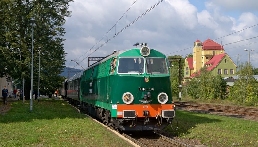 Pociąg, który ciągnie zielona lokomotywa
