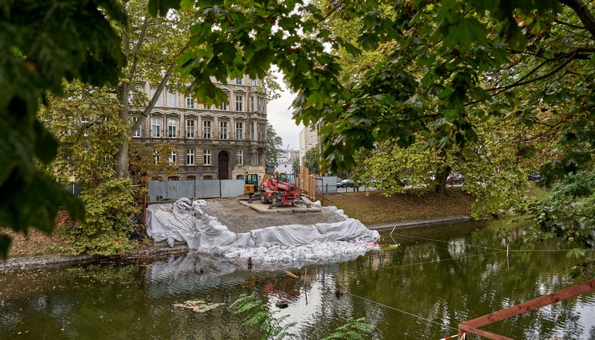 Listowie drzewa i miejsce nad fosą, gdzie wisiała Kładka św. Antoniego