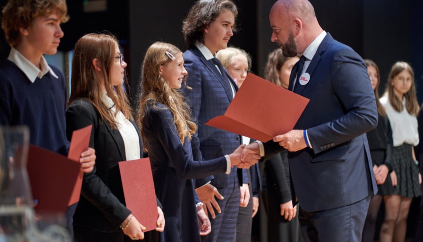 <p>Nadanie przez prezydenta Wrocławia Jacka Sutryka stypendi&oacute;w samorządu Wrocławia przyznawanego w ramach &bdquo;Wrocławskiego programu wspierania uzdolnionych &ndash; PROMOVERE TALENTA&rdquo;</p>