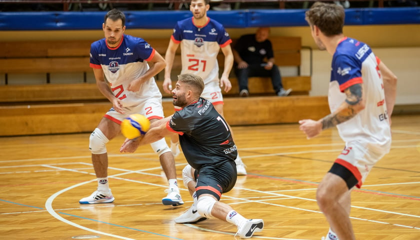 Libero Adrian Mihułka (z piłką) stanowi pewny punkt Gwardii, w tym sezonie trafił już do drużyny kolejki. Reszta zespołu może liczyć na jego dobre przyjęcie. 