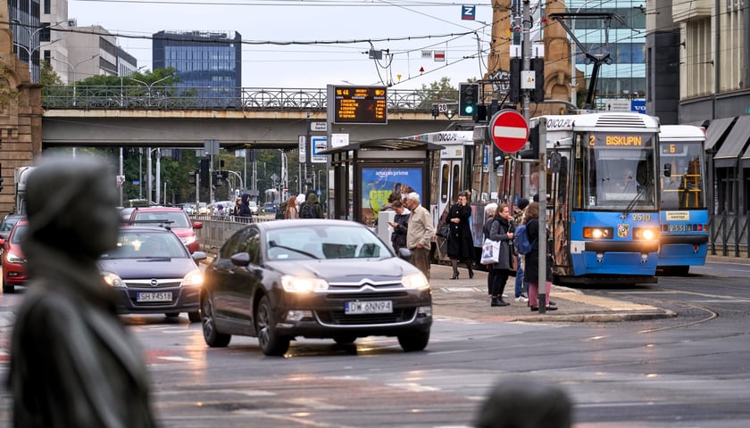 Ulicą Świdnicką i Powstańców Śląskich kursują tramwaje. Na  zdjęciu tramwaj przywróconej linii 2 oraz linii 6, która znów jeździ swoją stałą trasą. 