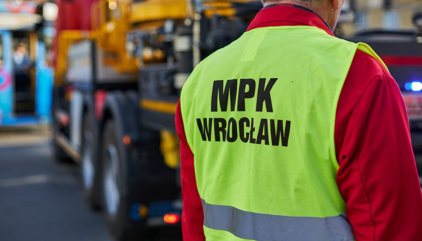 Samochód osobowy wjechał pod tramwaj na ul. Olszewskiego