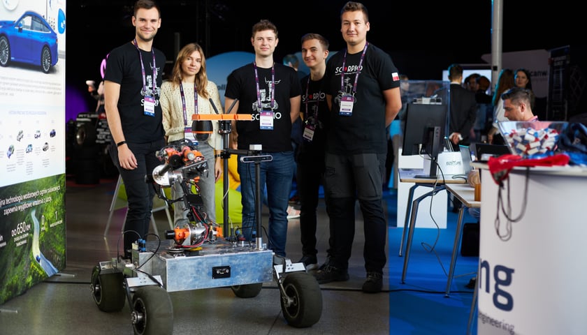 Na zdjęciu studenci Politechniki Wrocławskiej z łazikiem marsjańskim Scorpio na wystawie EXPO 2022