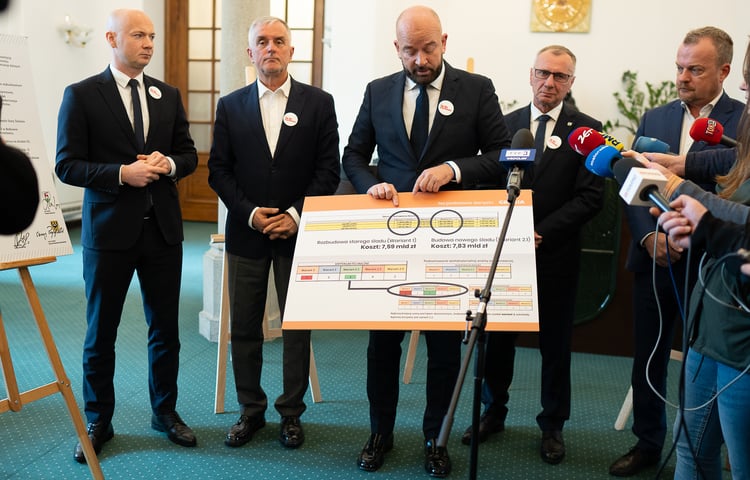 Od lewej: Karol Przywara (wiceprezes Portu Lotniczego Wrocław) i prezydenci: Roman Szełemej (Wałbrzych), Jacek Sutryk (Wrocław), Jerzy Łużniak (Jelena Góra), Arkadiusz Chęciński ( Sosnowiec)