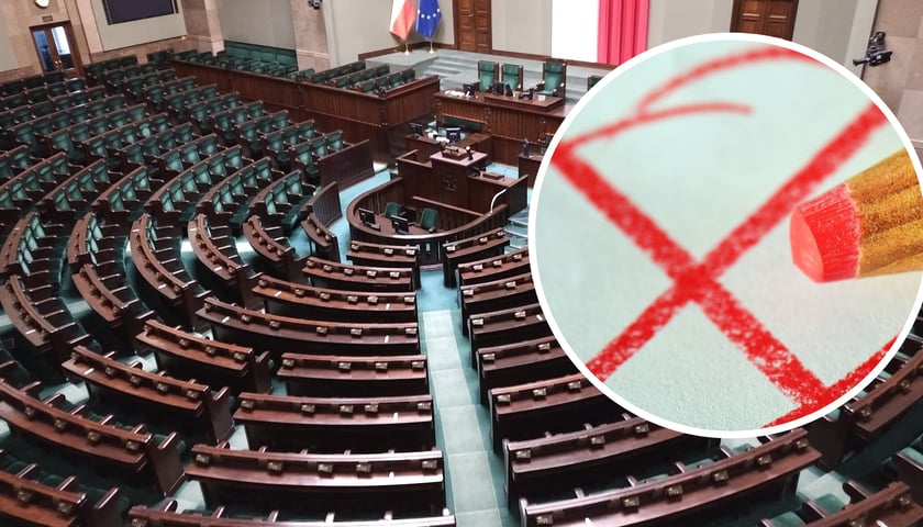 Wnętrze polskiego Sejmu - sala plenarna. Na zdjęciu w kółeczku czerwona kredka i znak X