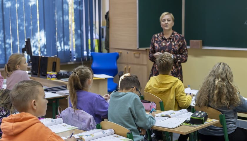 Nauczycielka w klasie z uczniami, zdjęcie ilustracyjne