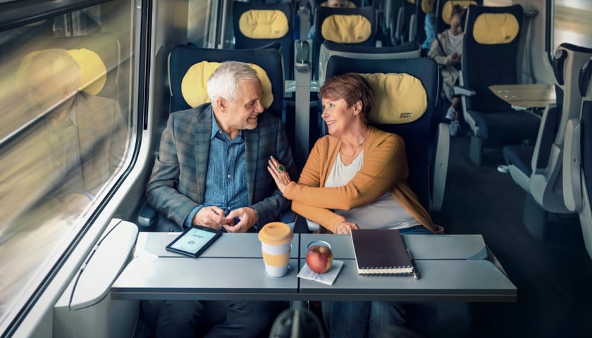 Nowa aplikacja e-IC 2.0 ma podróżnym m.in. ułatwić wybór miejsca i zakup biletu. Na zdjęciu pasażerowie w wagonie PKP Intercity. 
