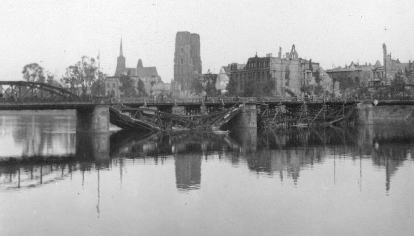 Most Pokoju koło Urzędu Wojewódzkiego i Muzeum Narodowego, z widokiem na Ostrów Tumski. Lata 1945-1948