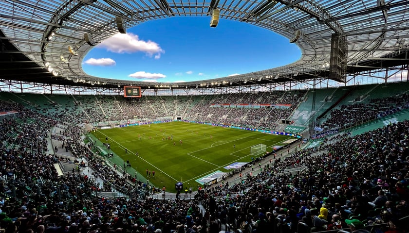 Stadion Tarczyński Arena - trybuny wypełnione kibicami podczas meczu Śląska Wrocław