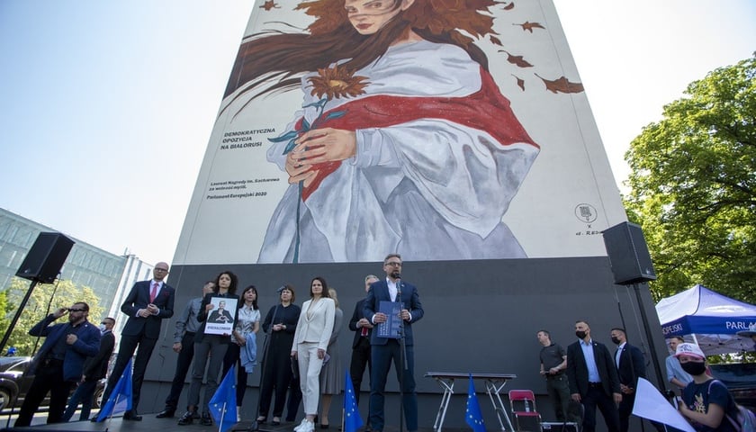 Biało-czerwono-biało pod białoruskim muralem na Legnickiej