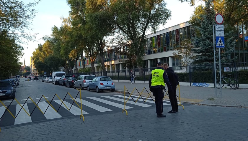 Straż miejska na 30 minut zablokuje dojazd do szkoły podstawowej nr 84. Na zdjęciu szkoła przy ulicy Górnickiego, wjazd zamknięty barierkami. Zdjęcie wykonane w 2021 roku podczas pilotażowej edycji programu Szkolna Ulica. 