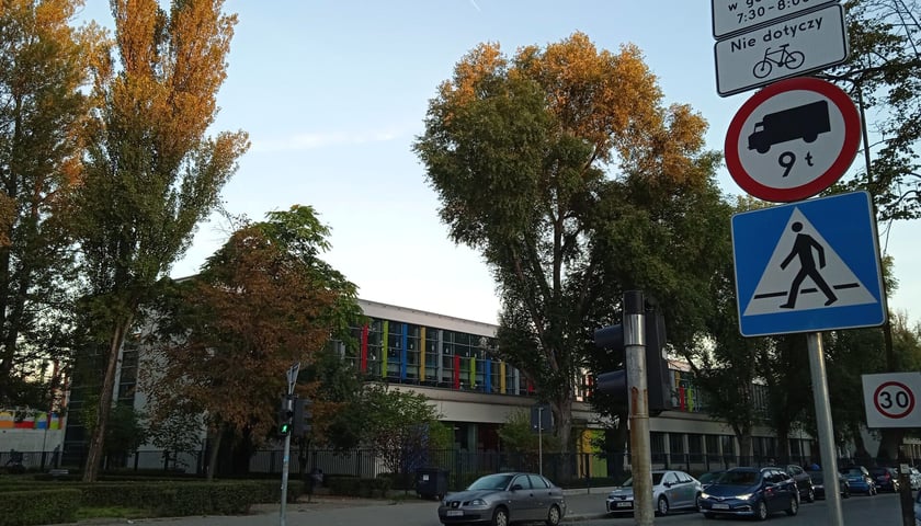 Oznakowanie przy ulicy Górnickiego. Zdjęcie archiwalne z pilotażowej edycji programu Szkolna Ulica w 2021 roku